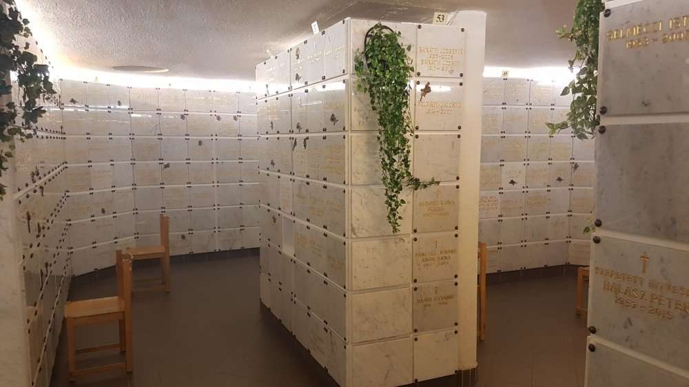 hamvak-temetese-templomba