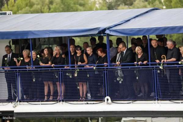 hajos-temetes-bucsuztatas-viragokkal